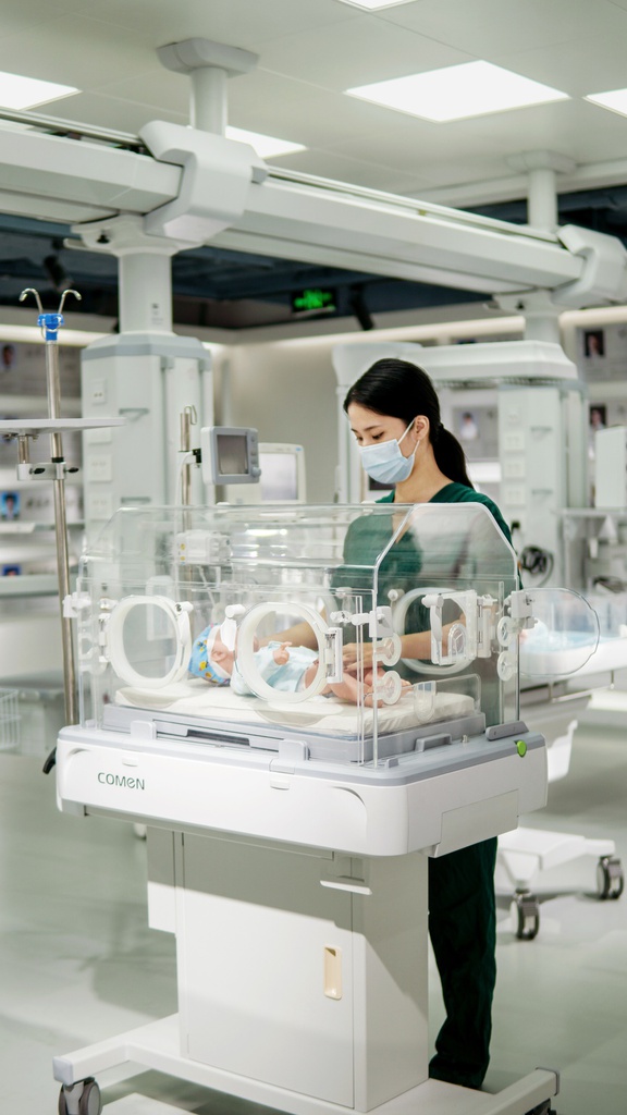 Incubadora neonatal B2. Comen